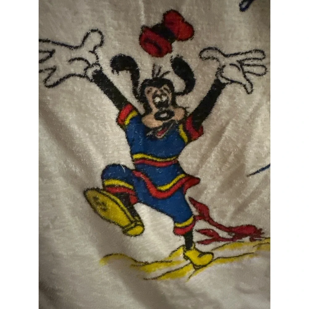 Vintage Walt Disney World Beach Towel Mickey Mouse Surfing Minnie Pluto Goofy